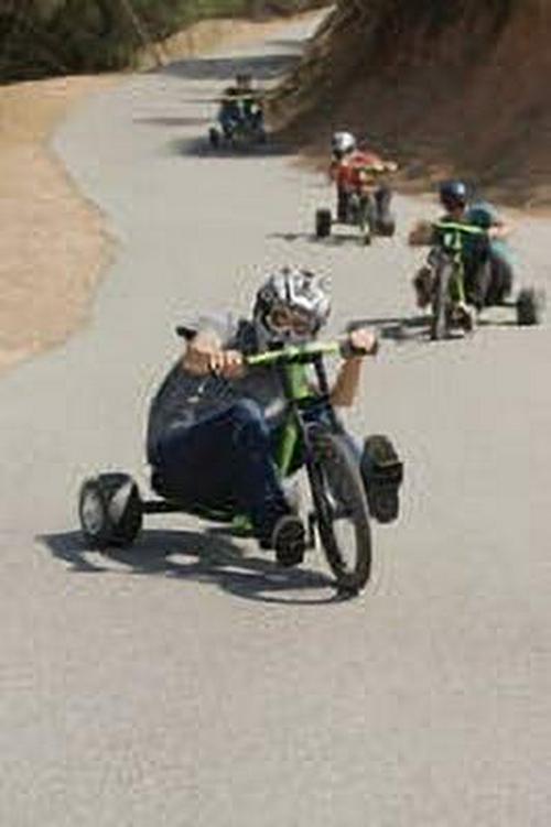 Razor DXT Drift Trike - Black/Yellow Steel Frame. 3-Wheeled Ride on Tricycle for Teens and Adults