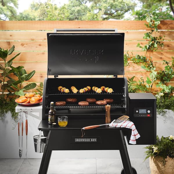 Ironwood 885 Wifi Pellet Grill and Smoker in Black